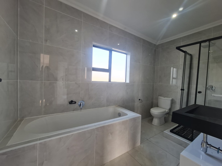 To Let 4 Bedroom Property for Rent in Melodie North West